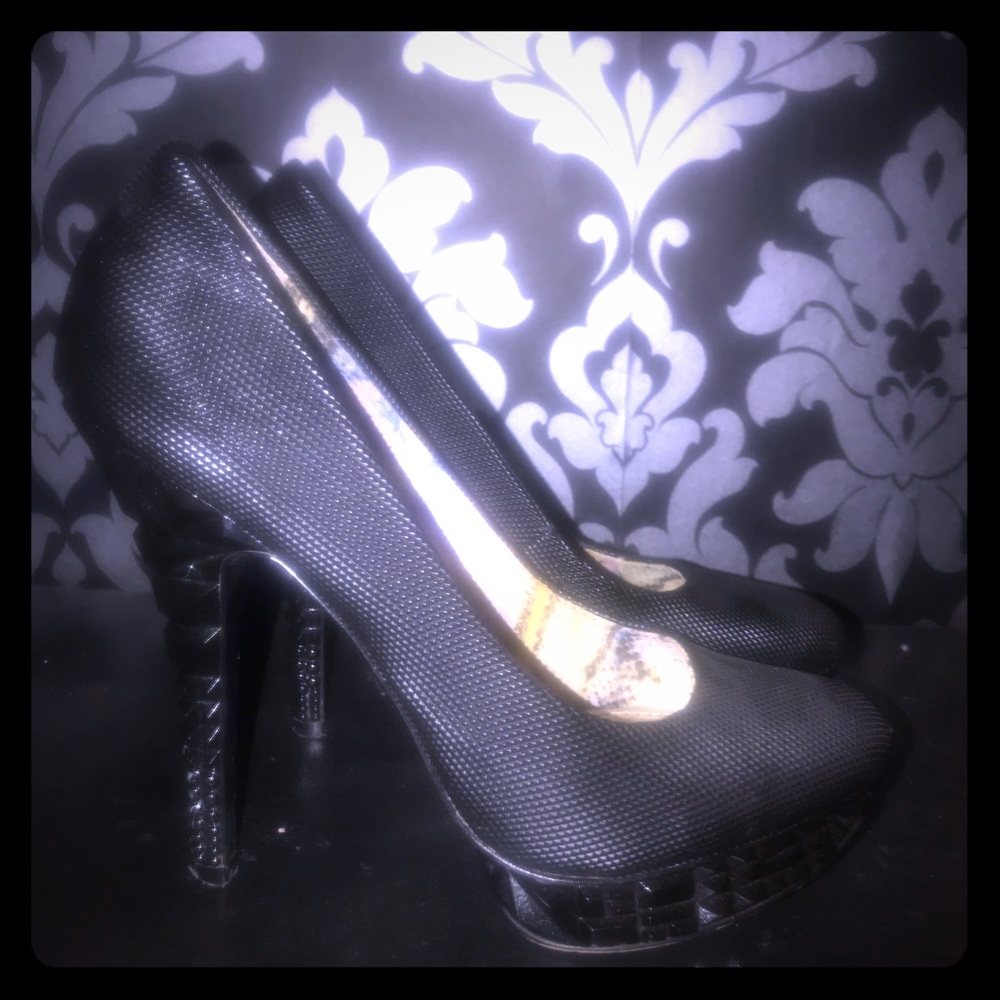 Black Pumps